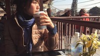Menyesap kopi hangat jadi istimewa karena Dominique melakukannya di Nepal. Pencinta orangutan ini menulis, So, are you ready for the real journey? Foto: Instagram dominiquediyose