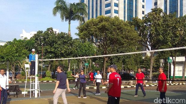 Berkacamata Hitam, Sri Mulyani Main Voli Hingga Keringatan