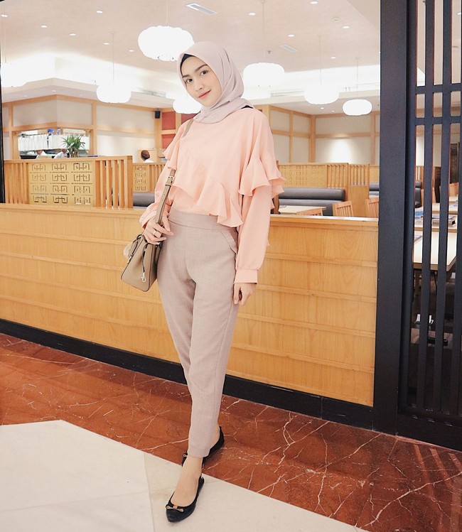 Melody Prima pun sudah pandai memadupadankan gayanya. Ia mengaku hijab tidak mengubah gayanya sama sekali. Benar saja, meski lebih tertutup gayanya tak membuat pangling. Foto: Instagram/MelodyPrima