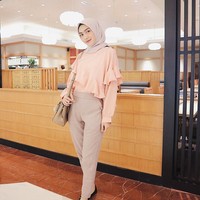 Melody Prima pun sudah pandai memadupadankan gayanya. Ia mengaku hijab tidak mengubah gayanya sama sekali. Benar saja, meski lebih tertutup gayanya tak membuat pangling. Foto: Instagram/MelodyPrima