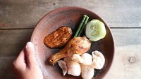 Nah, kalau ini penampakan paha ayam goreng sebelum dipenyet milik @warung_bfc. Ayam penyet ini terlihat artsy, ya? Foto: Instagram