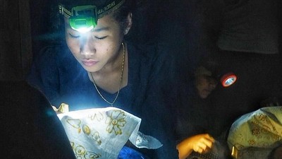 Inspiratif, Potret Anak Muda Baduy Belajar Membatik di Tengah Kegelapan