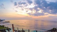 Di Rock Bar Bali tak kalah mengagumkan. Bar yang ada di Ayana Resort ini dianggap sebagai spot menyaksikan sunset paling hits di Bali. Foto : mie_moi
