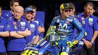 Rossi memperkenalkan desain helm terbarunya bertepatan dengan ia memperpanjang kontraknya bersama Yamaha pada Kamis (15/3/2018). (Foto: Twitter @rossimania1)