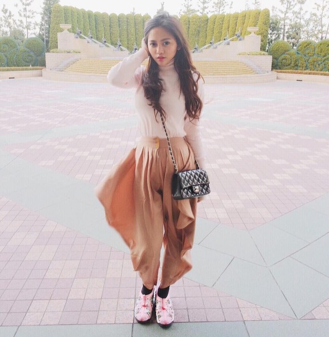 Rachel Vennya yang meraih kesuksesan di usia muda dengan menjalani sederet bisnis mulai dari pil diet hingga online shop bergaya membawa Chanel Small Classic Flap Bag seharga Rp 64.980.000. Foto: Dok. Instagram Rachel Vennya