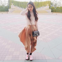 Rachel Vennya yang meraih kesuksesan di usia muda dengan menjalani sederet bisnis mulai dari pil diet hingga online shop bergaya membawa Chanel Small Classic Flap Bag seharga Rp 64.980.000. Foto: Dok. Instagram Rachel Vennya