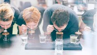 Kalau ini adalah aksi barista saat sedang cupping. Mereka juga dilatih untuk super ramah dan selalu tersenyum agar membuat pengunjung nyaman. Foto: Moscow Coffee Book
