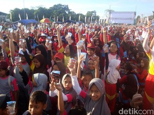 Ketika Ribuan Orang Ramai-ramai Minum Jamu di Alun-alun Cilacap
