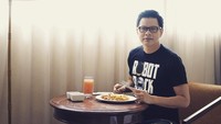 Bersiap keliling Kota Bandung, Armand mengisi perutnya dulu dengan menu sarapan. Menunya kali ini sepiring scramble egg dan segelas jus segar. Foto: instagram @armandmaulana04