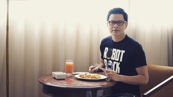 Serunya Momen Makan Armand Maulana Bareng Musisi dan Keluarga