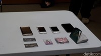 Ini merupakan barang bukti lainnya berupa telepon seluler dan buku tabungan yang disita BNN (Foto: Haris Fadhil/detikcom)