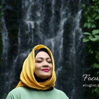 Tak hanya bentuk tubuhnya yang berubah, gaya hijab Hughes juga berbeda dari yang dulu. Jika dulu Hughes selalu tampil mengenakan turban unik, kini penampilannya lebih simple dan tertutup. Foto: Instagram/Hughes.Dewi