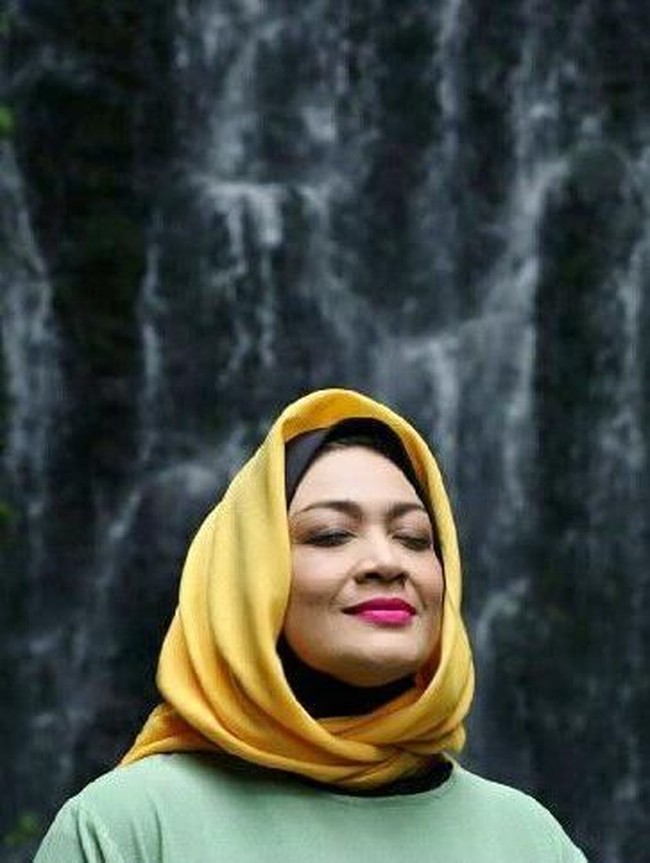 Tak hanya bentuk tubuhnya yang berubah, gaya hijab Hughes juga berbeda dari yang dulu. Jika dulu Hughes selalu tampil mengenakan turban unik, kini penampilannya lebih simple dan tertutup. Foto: Instagram/Hughes.Dewi