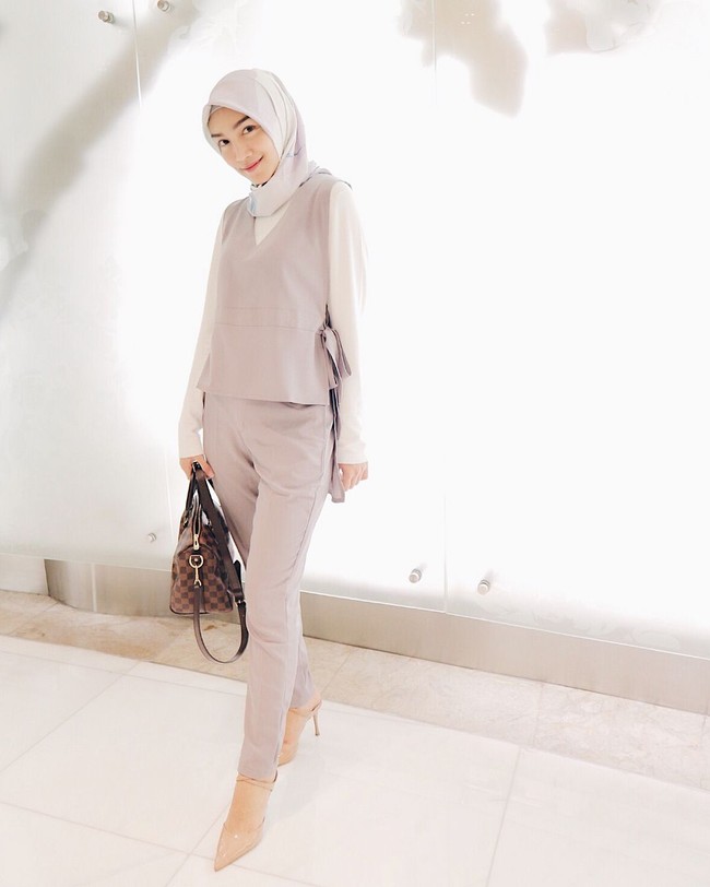 Melody Prima pernah bercerita bahwa ibunya mengambil peranan penting di balik keputusannya berhijab. Sang ibu berpesan bahwa hijab itu kewajiban, bukan hanya tentang hidayah, paksa memaksa, apalagi soal gaya. Hijab adalah kewajiban, tulis Melody di Instagram-nya. Foto: Instagram/MelodyPrima