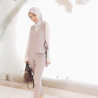 Melody Prima pernah bercerita bahwa ibunya mengambil peranan penting di balik keputusannya berhijab. Sang ibu berpesan bahwa hijab itu kewajiban, bukan hanya tentang hidayah, paksa memaksa, apalagi soal gaya. Hijab adalah kewajiban, tulis Melody di Instagram-nya. Foto: Instagram/MelodyPrima