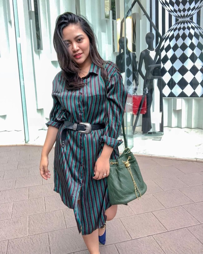 Mengaku mengalami bad hair day di foto yang diunggahnya ke Instagram ini, Rachel Vennya tetap tampil stylish dengan kemeja panjang dan belt serta tas Chanel Coco Pleats Drawstring seharga US$ 3.800 atau sekitar Foto: Dok. Instagram Rachel Vennya