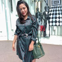 Mengaku mengalami bad hair day di foto yang diunggahnya ke Instagram ini, Rachel Vennya tetap tampil stylish dengan kemeja panjang dan belt serta tas Chanel Coco Pleats Drawstring seharga US$ 3.800 atau sekitar Foto: Dok. Instagram Rachel Vennya