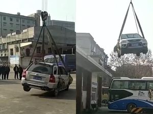 Emang Enak! Parkir Sembarangan, Mobil Ini Diangkut ke Atap