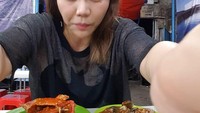  Sempat mengalami masalah izin tinggal di Indonesia, DJ asal Thailand ini berhasil kembali ke Indonesia. Seafood dan petai adalah salah satu makanan favoritnya. Foto: Instagram @dj_kattybutterfly36