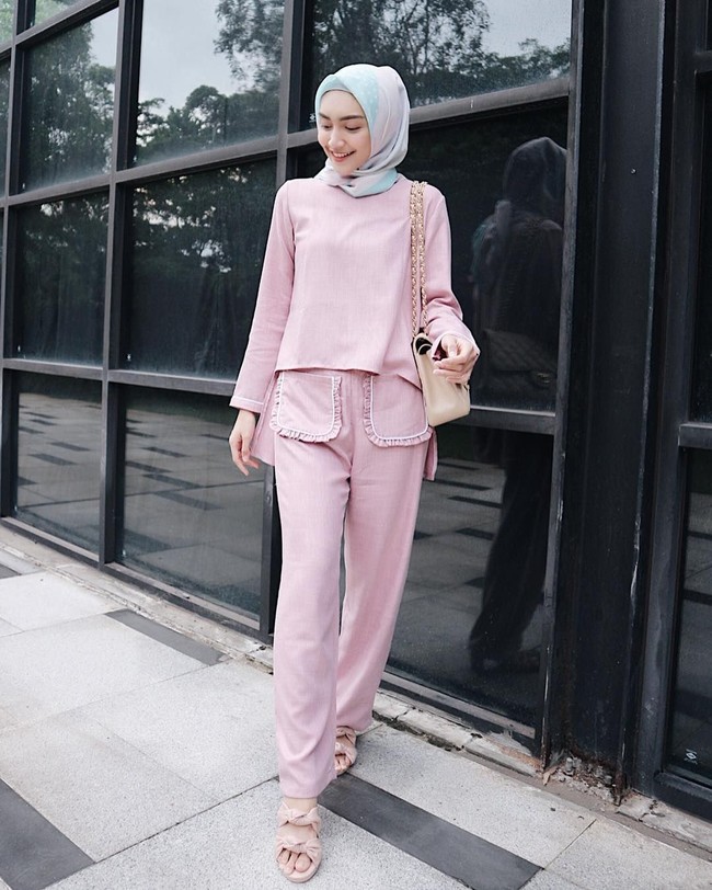 Namun, meski baru memakai hijab, Melody Prima terlihat sudah sangat mahir memakainya. Hijab yang ia pakai rapi, baik saat ia memakai pashmina maupun hijab segi empat. Foto: Instagram/MelodyPrima