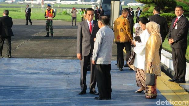  Jokowi dan JK tampak sempat berbincang saat Jokowi menuju tangga pesawat. 