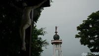Tepat di puncak Bukit Masbait, traveler akan melihat monumen Patung Yesus Memberkati seperti yang ada di Manado. (Wahyu/detikTravel)