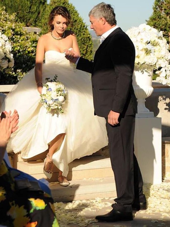 Kabarnya, Liza telah menjalin hubungan dengan konglomerat tersebut saat usianya masih 13 tahun. Liza pun sempat pindah ke Singapura, di mana usaha Valentin saat itu tengah berjalan di negeri Singa itu. Foto: ist.