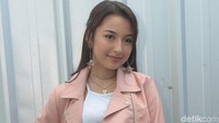 Itu jalan-jalan doang terus di mobil, dia iseng nyium pipi doang. Biasalah netizen mikirnya kayak gimana gitu, imbuh Jennifer Coppen. Foto: Pool/Noel/DetikFoto.