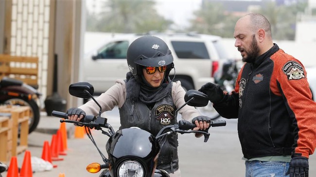 Wanita Arab Saudi Hari Ini Dibolehkan Nyetir Sendiri Wanita Arab Saudi Hari Ini Dibolehkan Nyetir Sendiri
