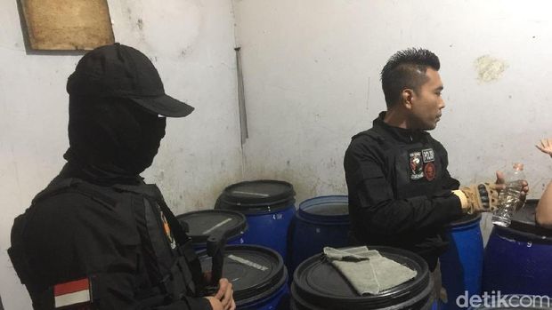  Tim Elang Cisadane Polres Metro Tangerang menggerebek rumah pengolahan ciu, Jumat (16/3/2018)