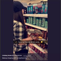 Hal yang bikin pria kesal. Kelamaan pilih produk kecantikan yang menurut mereka sama saja. Foto: Instagram/Twitter