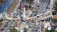 Dilansir CNN, Jumat (16/3/2018), beberapa orang tewas setelah jembatan itu ambruk. Sementara itu 6 orang lainnya dibawa ke rumah sakit. Foto: Joe Skipper/Reuters