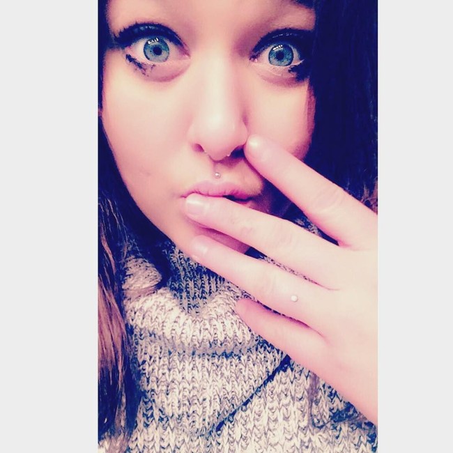 Dikutip dari Popsugar, bagi mereka yang tertarik mencoba tren ini, disarankan memilih tindikan yang tidak terlalu besar agar jari-jari dapat bergerak dengan leluasa. (Foto: Instagram)