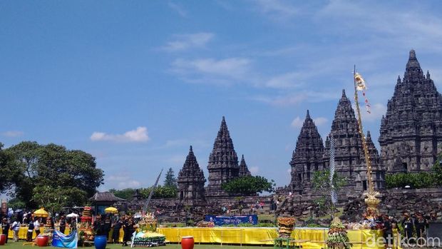 Suasana Upacara Tawur Agung Kesanga di Candi Prambanan hari ini. 