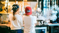 Salah seorang jurnalis Moscow mengatakan kedai kopi hipster tumbuh pesat di Moscow dalam 5 tahun terakhir. Dan rasanya seperti kedai kopi itu sudah berdiri lama di sana, tutur Andrei Muchnik. Foto: Moscow Coffee Book
