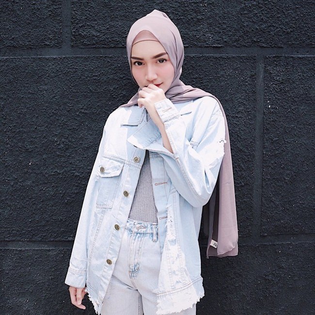 Melody Prima yang mengaku masih belajar berhijab ini juga pernah menulis bahwa hijab yang ia kenakan merupakan bentuk syukur karena dikaruniai suami dan anak yang luar biasa. Foto: Instagram/MelodyPrima