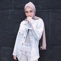 Melody Prima yang mengaku masih belajar berhijab ini juga pernah menulis bahwa hijab yang ia kenakan merupakan bentuk syukur karena dikaruniai suami dan anak yang luar biasa. Foto: Instagram/MelodyPrima