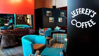 Nama Jeffrey diambil dari nama orang Amerika yang paling sering terlintas di benak sang pendiri, Alexey Karanyuk. Nampak kedai kopi nyaman dengan sofa-sofa empuk di dalamnya. Foto: Jeffreys Coffee