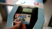 Layanan ini merupakan pilot project integrasi antara PT KCI dan Perum Pengangkutan Penumpang Djakarta (PPD) untuk meningkatkan pelayanan antara KRL dan bus PPD.