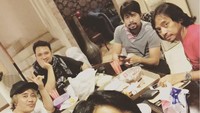 Kumpul bersama suluruh personil band Gigi, semuanya kompak makan pizza.  Foto: instagram @armandmaulana04