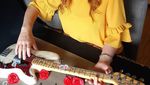 Keren! Kue-kue Ini Bentuk dan Ukurannya Persis Gitar Asli