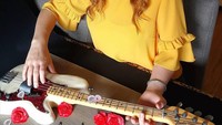 Keren! Gitarnya mirip dengan gitar asli. Baik ukuran, warna, dan detil gitarnya. Pasti dibutuhkan kesabaran dan ketelitian untuk membuatnya. Foto: Istimewa