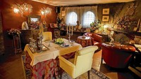 Solo Per Due, restoran terkecil di dunia yang hanya memiliki kapasitas 2 orang. Berada di kawasan Vacone, Italia restoran ini memiliki desain klasik namun terkesan mewah. Sangking kecilnya, restoran ini hanya melayani 2 pelanggan saat makan siang dan makan malam. Foto: Istimewa