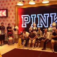 Bukan sebuah foto grup, rombongan ini adalah para pria yang setia temani pasangan dan ibunya belanja pakaian dalam. Foto: Instagram/Twitter