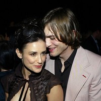  Pesona Demi yang tetap terpancar di usia 40an buktinya berhasil membuat aktor muda tampan Ashton Kutcher jatuh hati. Usia Demi terpaut 15 tahun lebih tua Ashton. Keduanya menikah pada 2005, namun bercerai delapan tahun kemudian.  Foto: Getty Images