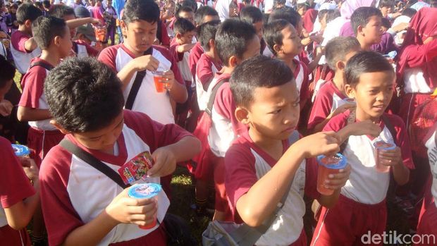 Ramai-ramai minum jamu di Cilacap. 