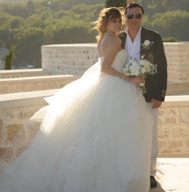 Belum genap usia 17 tahun, model Liza Adamenko dinikahi oleh konglomerat Rusia Valentin Ivanov. Pernikahan mereka sempat jadi skandal lantaran perbedaan usia yang terlampau jauh. Saat menikahi Liza di 2016, Valentin berusia 54 tahun. Foto: ist.