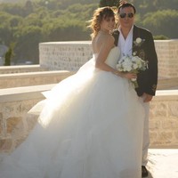 Belum genap usia 17 tahun, model Liza Adamenko dinikahi oleh konglomerat Rusia Valentin Ivanov. Pernikahan mereka sempat jadi skandal lantaran perbedaan usia yang terlampau jauh. Saat menikahi Liza di 2016, Valentin berusia 54 tahun. Foto: ist.