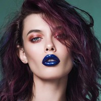 Apakah karena perbedaan usia yang terlalu jauh yang memicu drama dalam pernikahan mereka? Diakui Liza, bukan soal perbedaan usia. Rumah tangga mereka retak karena sikap Valentin yang cemburuan dan sering memukulnya. Foto: Instagram