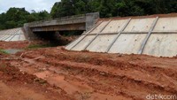 Sebab dia melihat belum ada alat-alat berat untuk memperbaiki jalan tersebut, padahal kontrak sudah diteken.